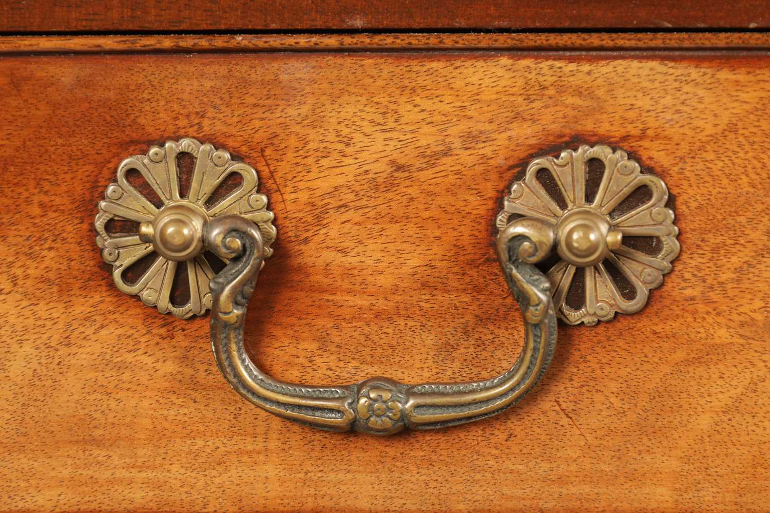 A 20TH CENTURY GEORGE III STYLE MAHOGANY SERPENTINE FRONTED CHEST OF DRAWERS - Image 3 of 8