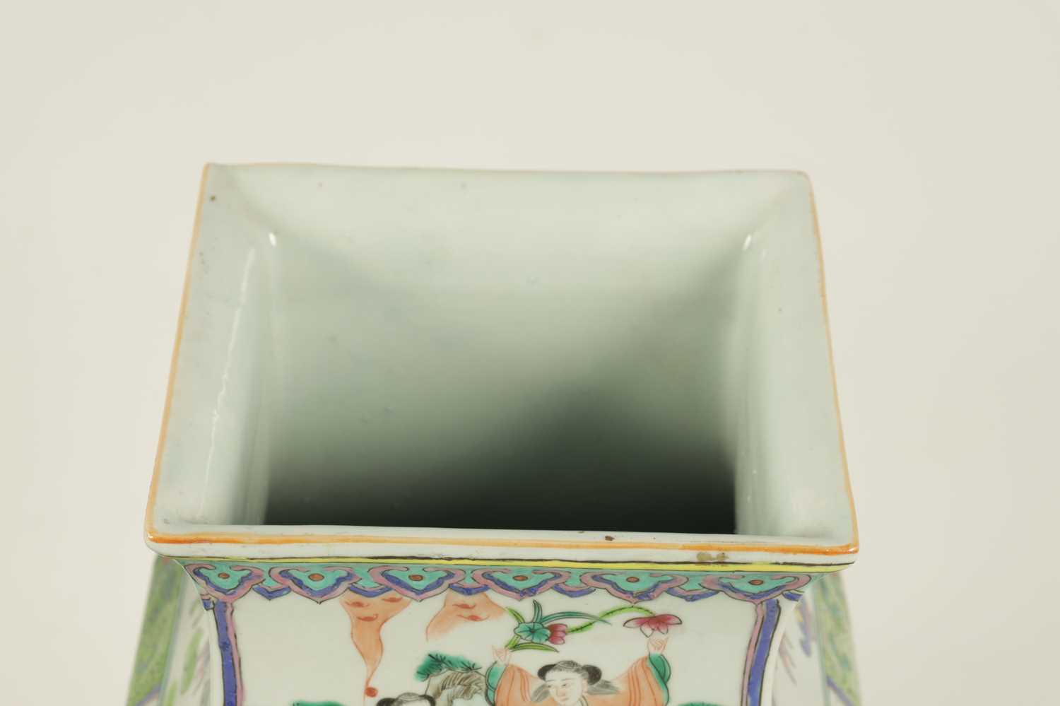 A PAIR OF CHINESE REPUBLIC FAMILLE VERTE SQUARE SECTION VASES - Image 4 of 16