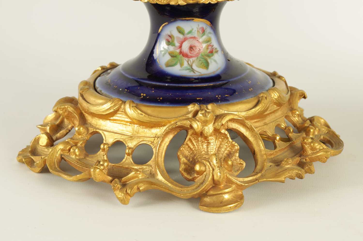A PAIR OF 19TH CENTURY CONTINENTAL ORMOLU MOUNTED PORCELAIN LAMP BASES - Image 9 of 13