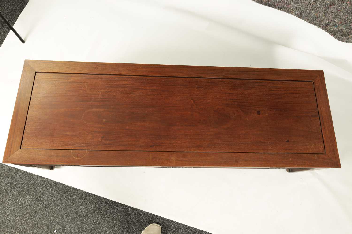 A 19TH CENTURY CHINESE HARDWOOD LOW OCCASIONAL / ALTER TABLE - Image 2 of 6