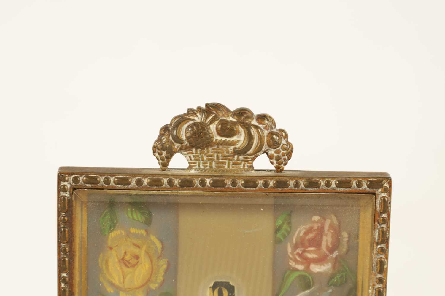 A SMALL VINTAGE SWISS ORMOLU AND PINK MARBLE DESK CLOCK - Image 3 of 7