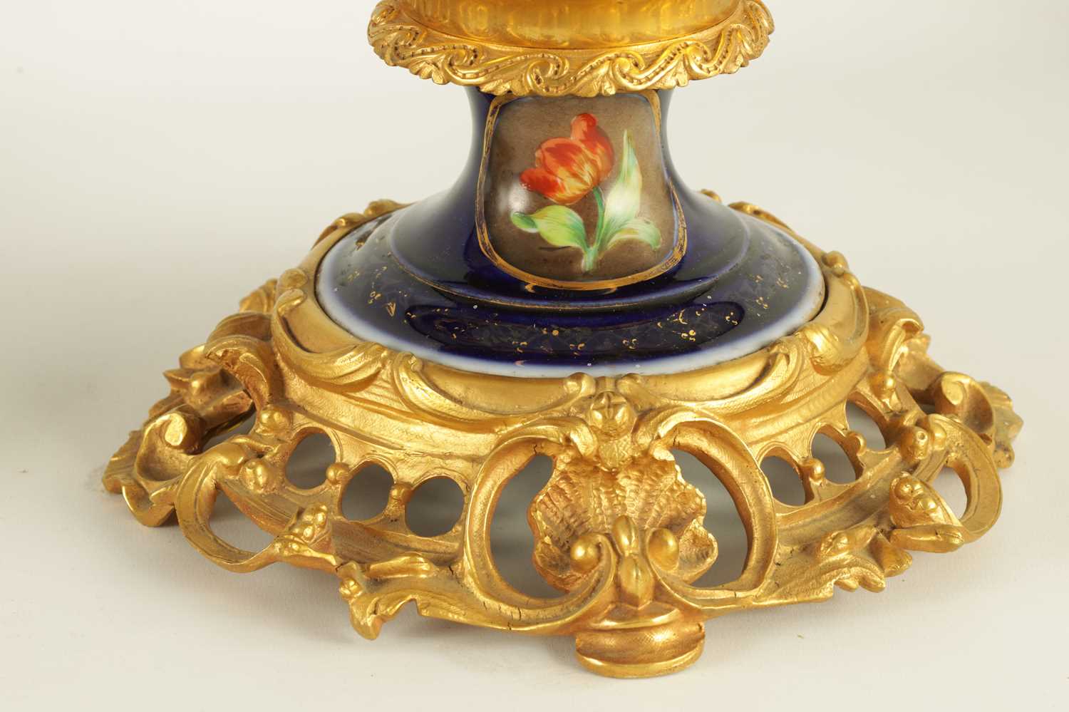 A PAIR OF 19TH CENTURY CONTINENTAL ORMOLU MOUNTED PORCELAIN LAMP BASES - Image 10 of 13