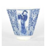 AN 18TH CENTURY CHINESE BLUE AND WHITE PORCELAIN WINE CUP
