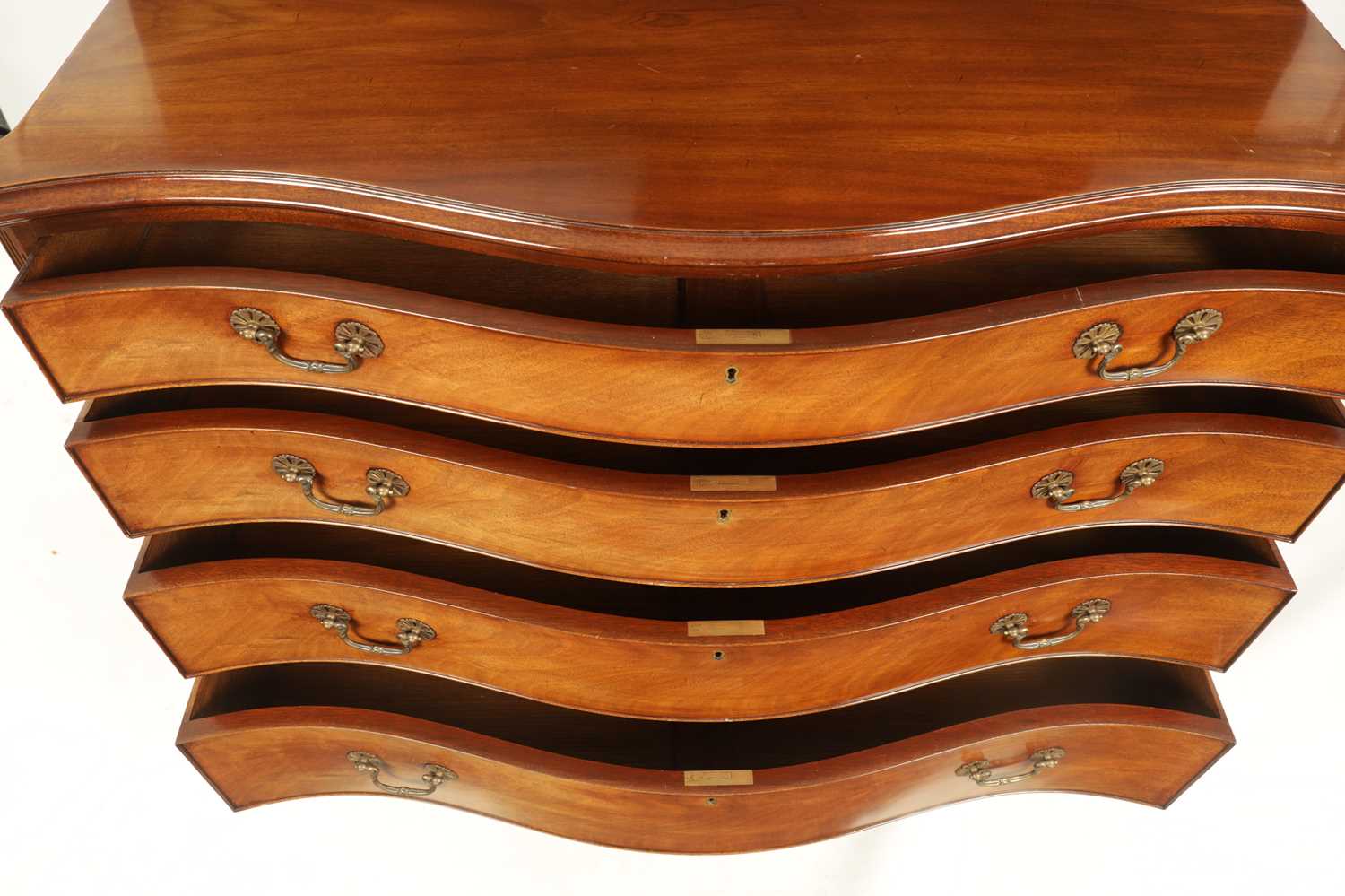 A 20TH CENTURY GEORGE III STYLE MAHOGANY SERPENTINE FRONTED CHEST OF DRAWERS - Image 7 of 8