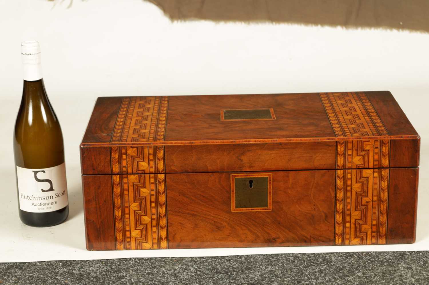 A 19TH CENTURY INLAID WALNUT WRITING BOX - Image 4 of 13