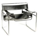 A 20TH CENTURY CHROME AND LEATHER FRAMED LOUNGE CHAIR IN THE MANNER OF KNOLL WASSILY