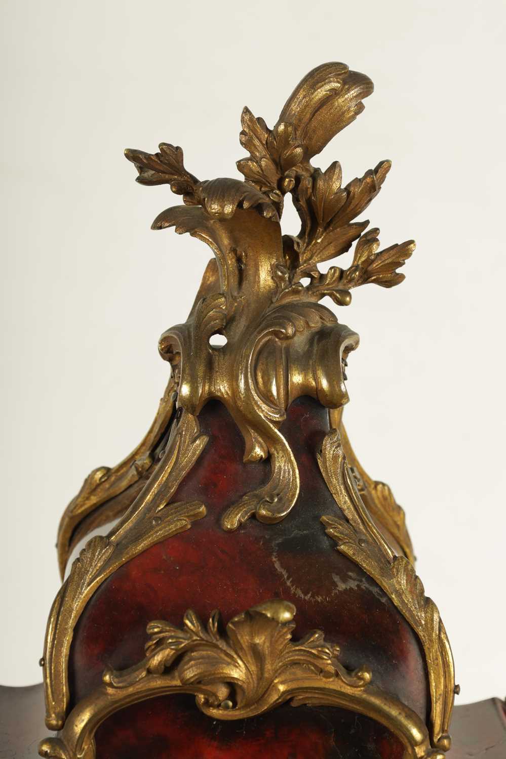 A MID 19TH CENTURY FRENCH ORMOLU MOUNTED TORTOISESHELL VENEERED ROCOCO STYLE MANTEL CLOCK - Image 3 of 8