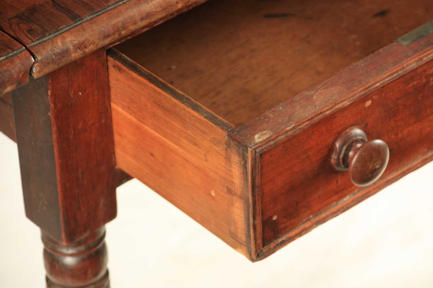 A GEORGE III MAHOGANY AND ROSEWOOD CROSSBANDED SOFA TABLE - Image 3 of 7