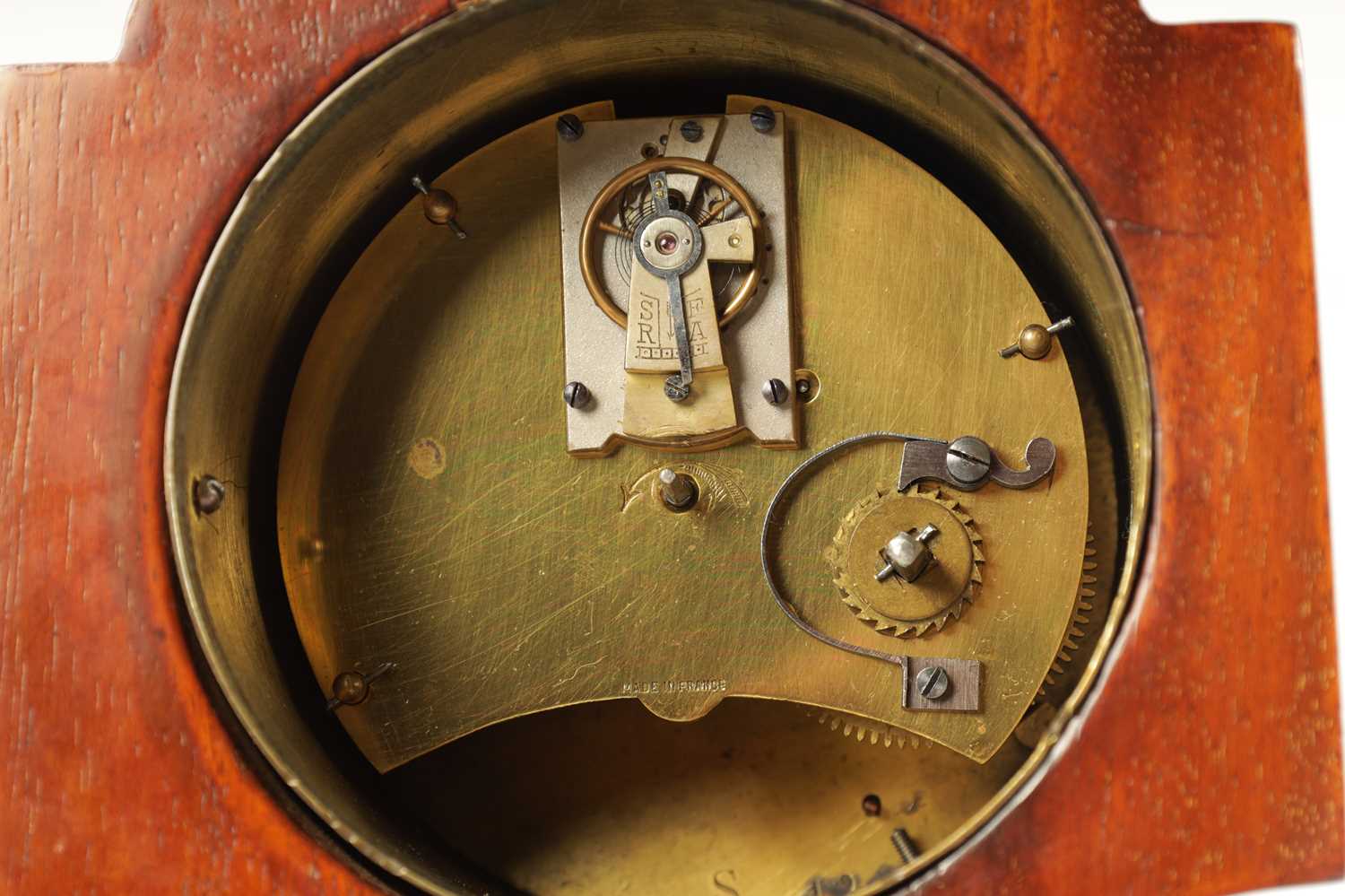 AN EDWARDIAN ART NOUVEAU STYLE BOXWOOD STRUNG AND MAHOGANY INLAID MANTEL CLOCK - Image 6 of 7