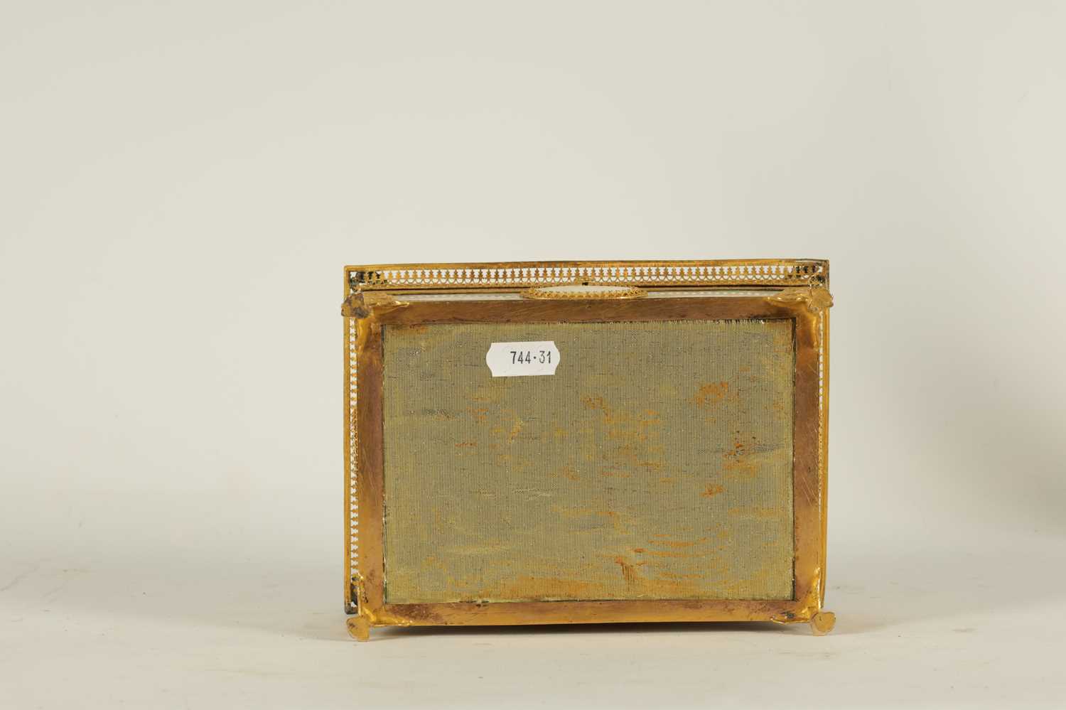 A FINE 19TH CENTURY FRENCH PALAIS ROYAL MOTHER OF PEARL AND GILT ORMOLU SIX BOTTLE PERFUME CASKET - Image 8 of 8