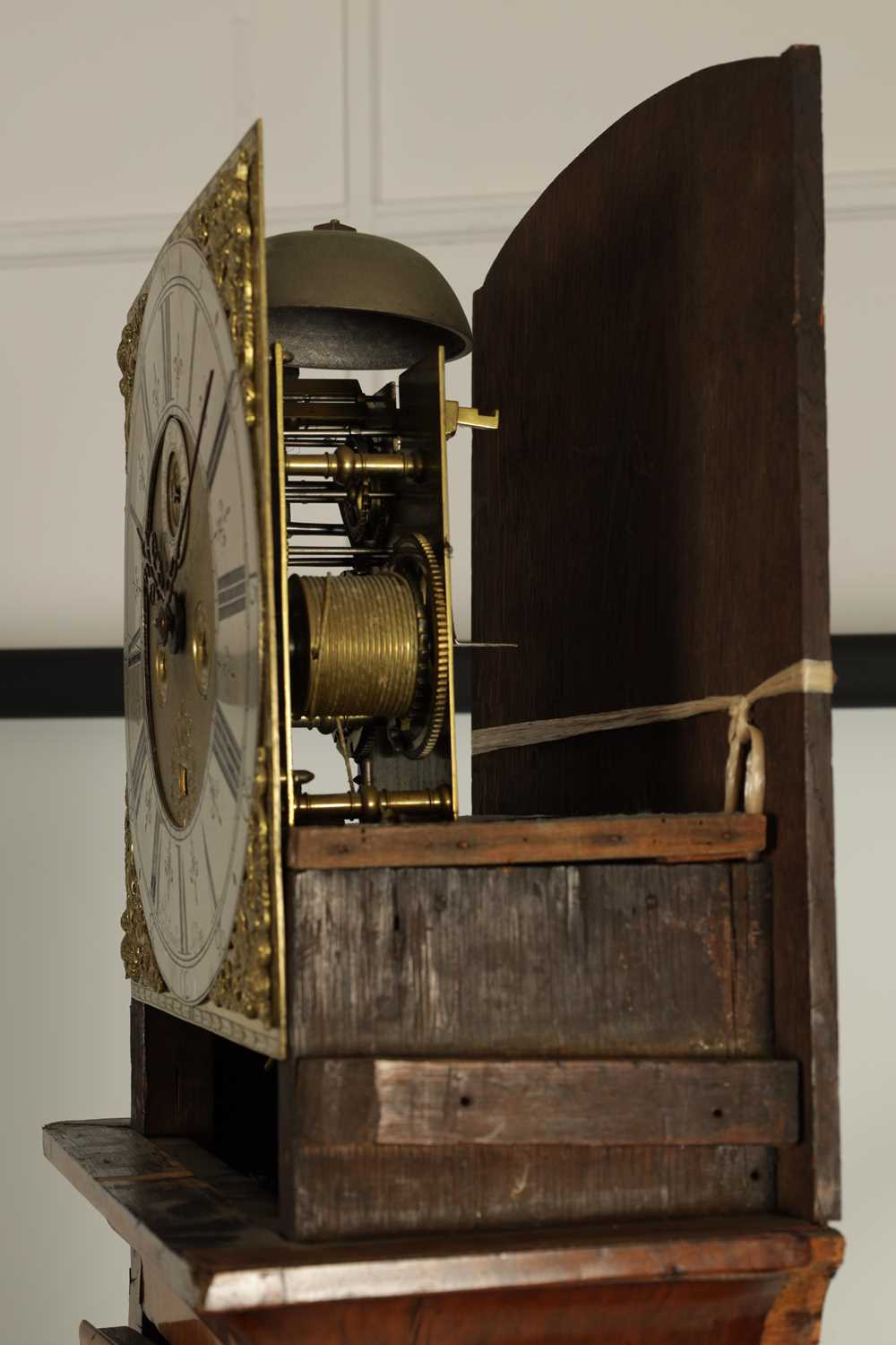 RICHARD SYMONDS, LONDON. A QUEEN ANNE FIGURED WALNUT EIGHT-DAY LONGCASE CLOCK - Image 4 of 10