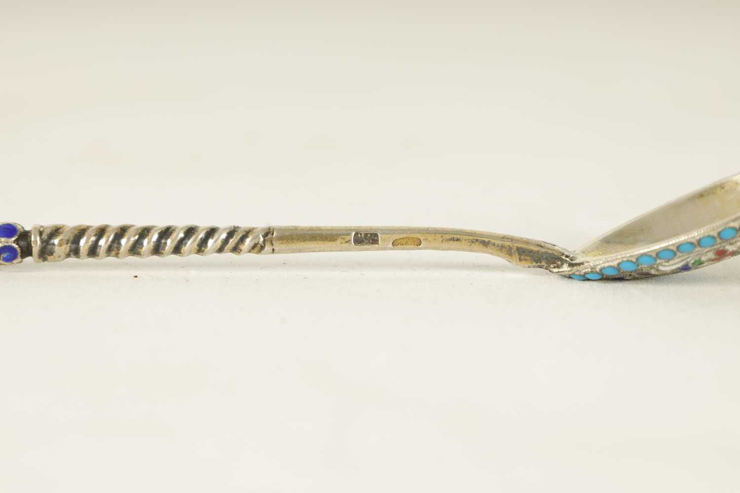 AN EARLY 20TH CENTURY RUSSIAN SILVER GILT AND CLOISONNE ENAMEL SPOON - Image 3 of 6