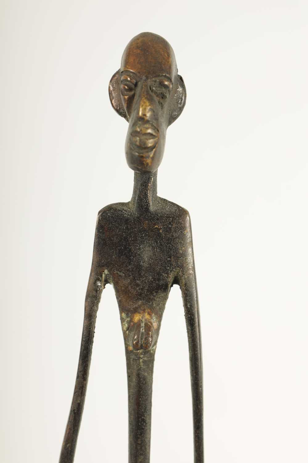 A LATE 19TH/EARLY 20TH CENTURY BENIN STYLE BRONZE FIGURE - Image 2 of 10