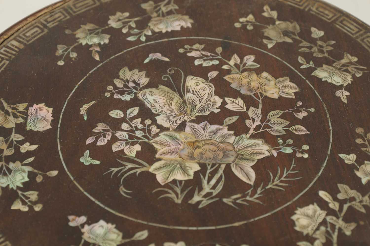 A 19TH CENTURY CHINESE HARDWOOD AND MOTHER OF PEARL INLAID CIRCULAR BOX OF LARGE SIZE - Image 3 of 13