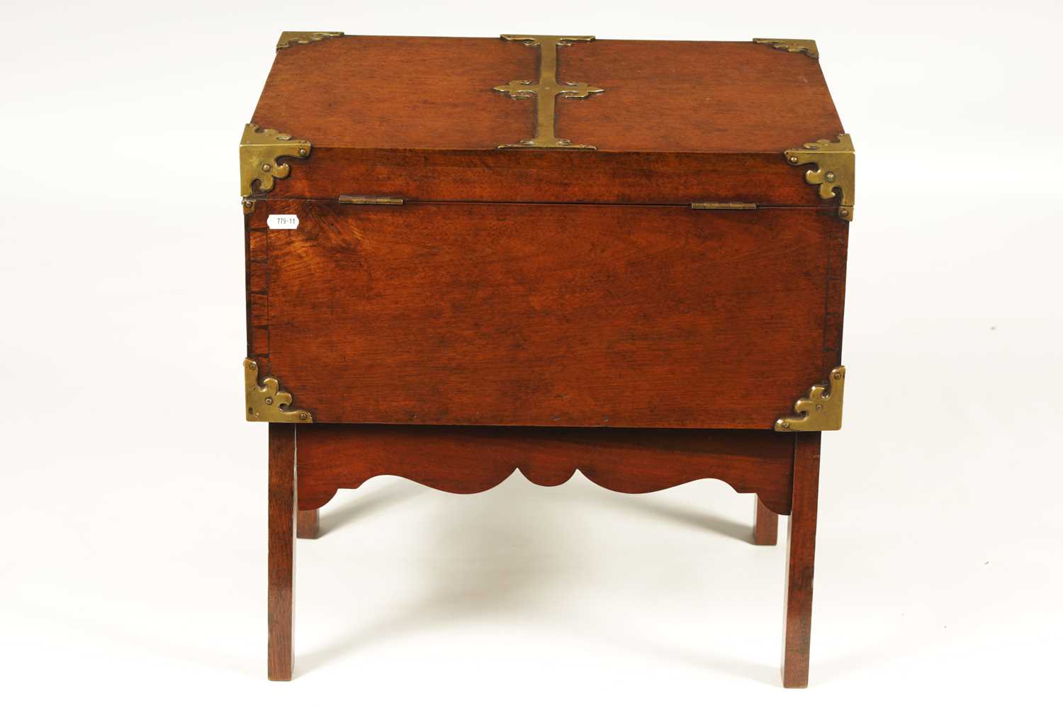 A RARE GEORGE III MAHOGANY PORTABLE CAMPAIGN BOX ON FOLDING LEGS WITH BRASS MOUNTS - Image 10 of 13