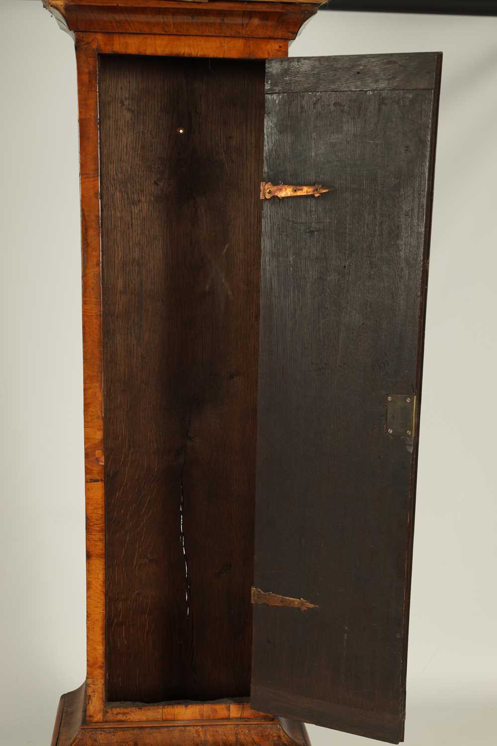 RICHARD SYMONDS, LONDON. A QUEEN ANNE FIGURED WALNUT EIGHT-DAY LONGCASE CLOCK - Image 5 of 10