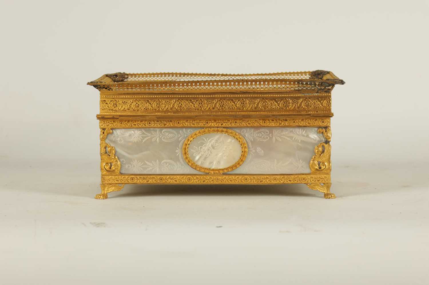 A FINE 19TH CENTURY FRENCH PALAIS ROYAL MOTHER OF PEARL AND GILT ORMOLU SIX BOTTLE PERFUME CASKET - Image 4 of 8