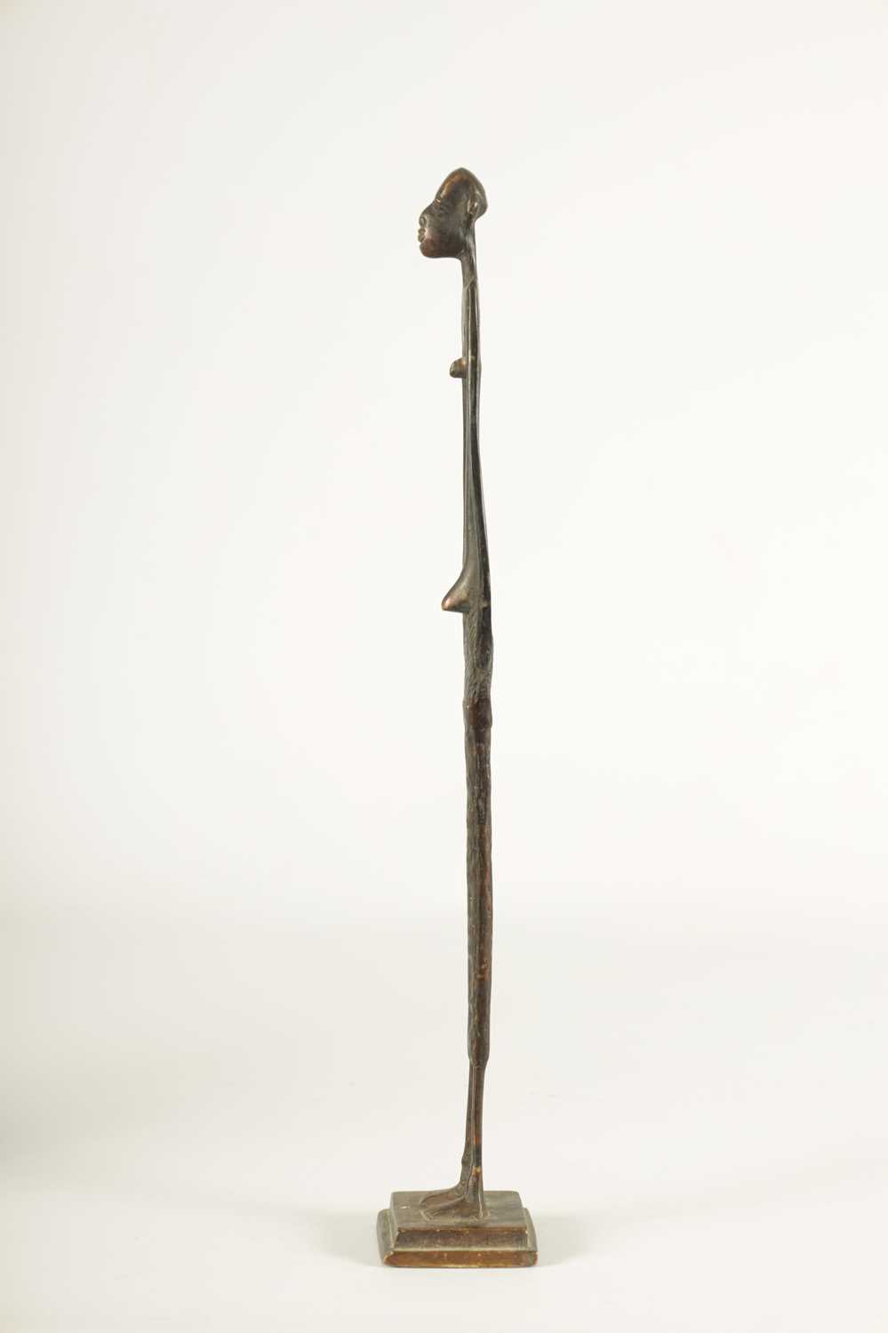 A LATE 19TH/EARLY 20TH CENTURY BENIN STYLE BRONZE FIGURE - Image 8 of 10