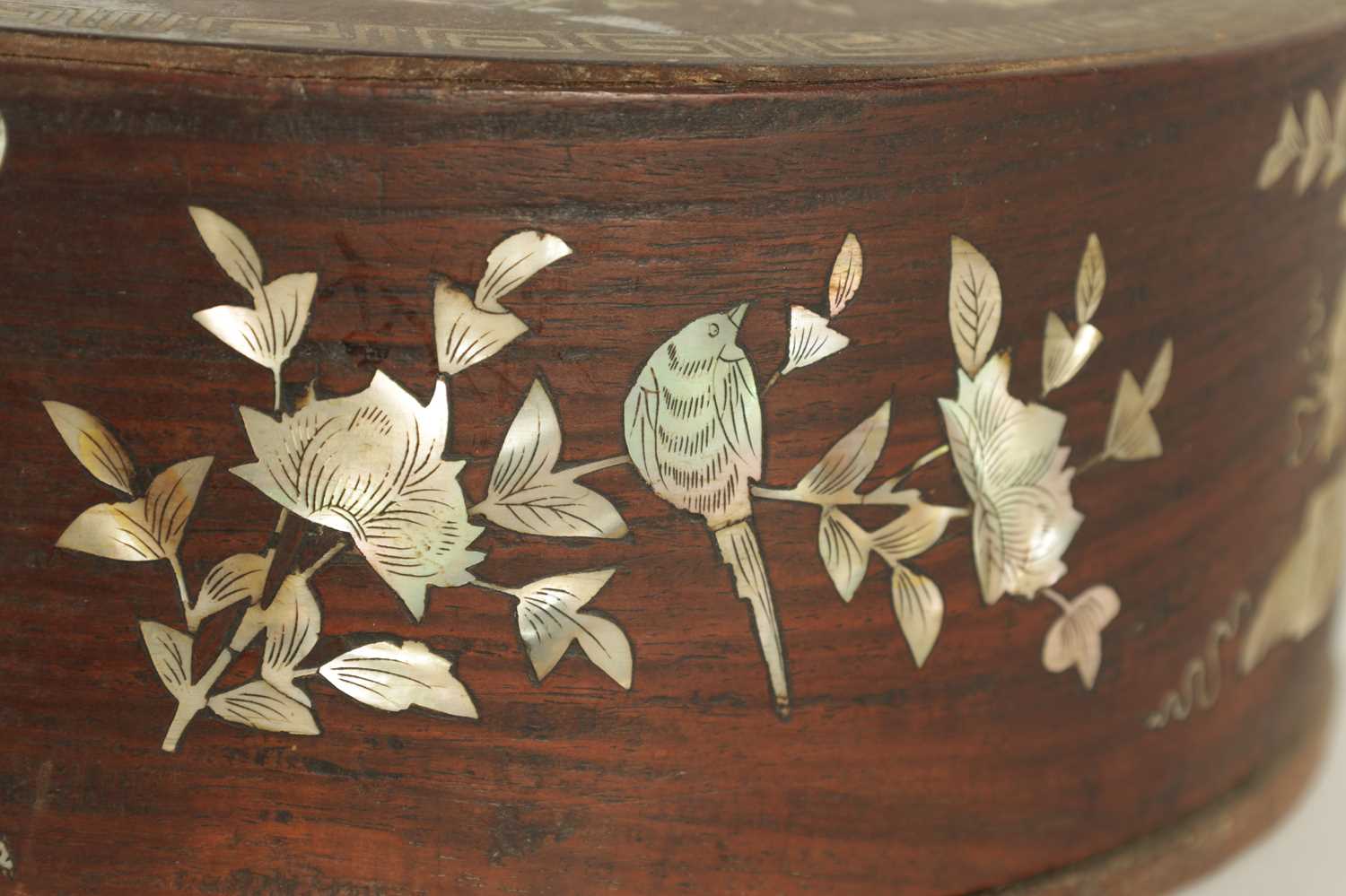 A 19TH CENTURY CHINESE HARDWOOD AND MOTHER OF PEARL INLAID CIRCULAR BOX OF LARGE SIZE - Image 5 of 13