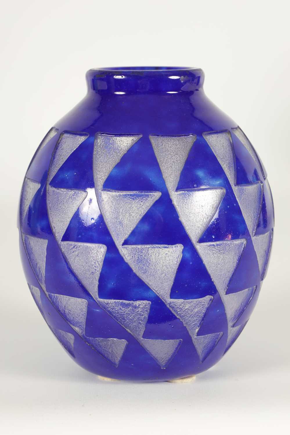 DAVID GUERON FOR DEGUE. A 1930'S FRENCH ART DECO GLASS VASE - Image 2 of 9