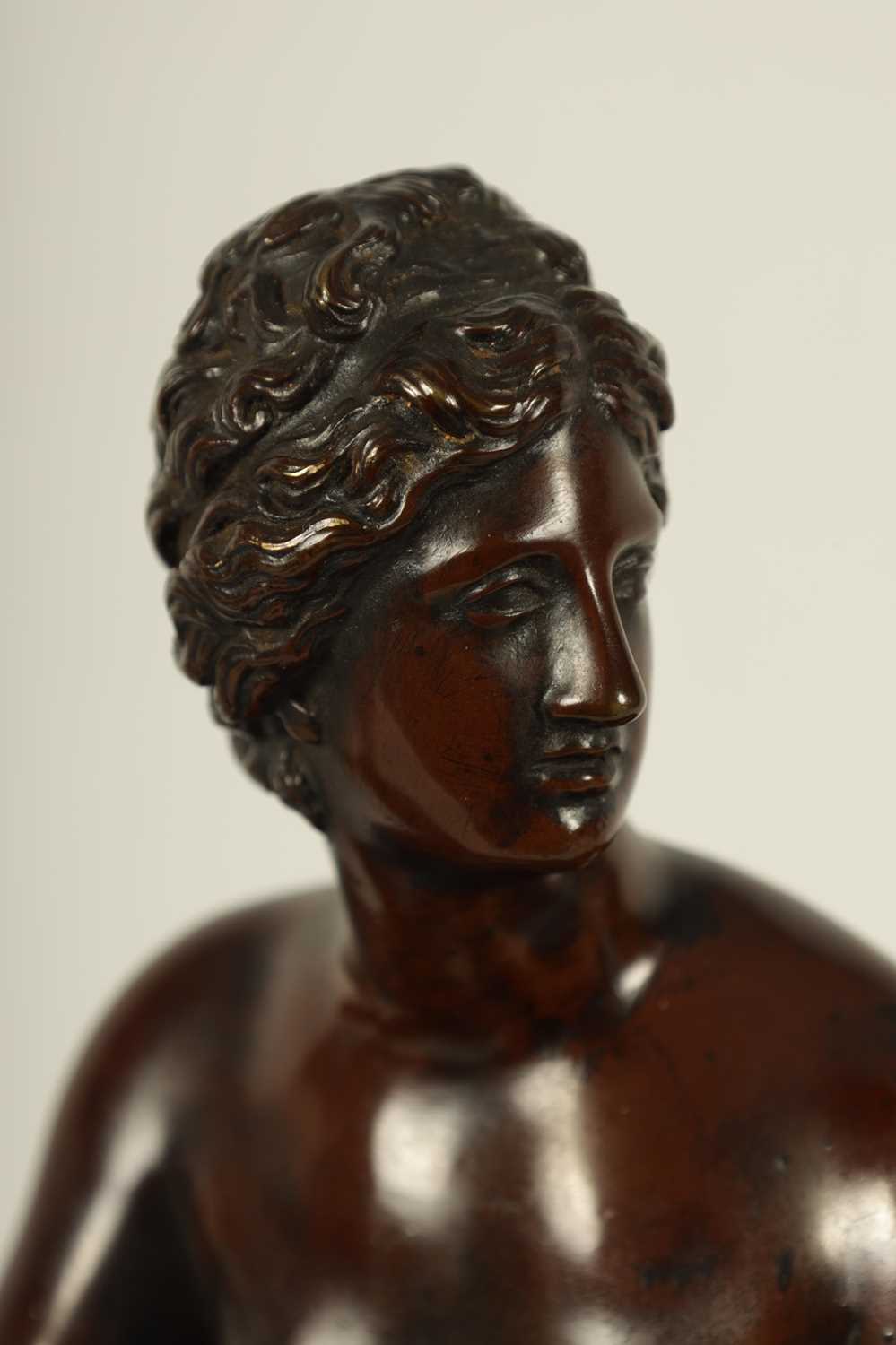 A FINELY CAST 19TH CENTURY BRONZE FIGURE OF VENUS DE MEDICI - Image 4 of 8