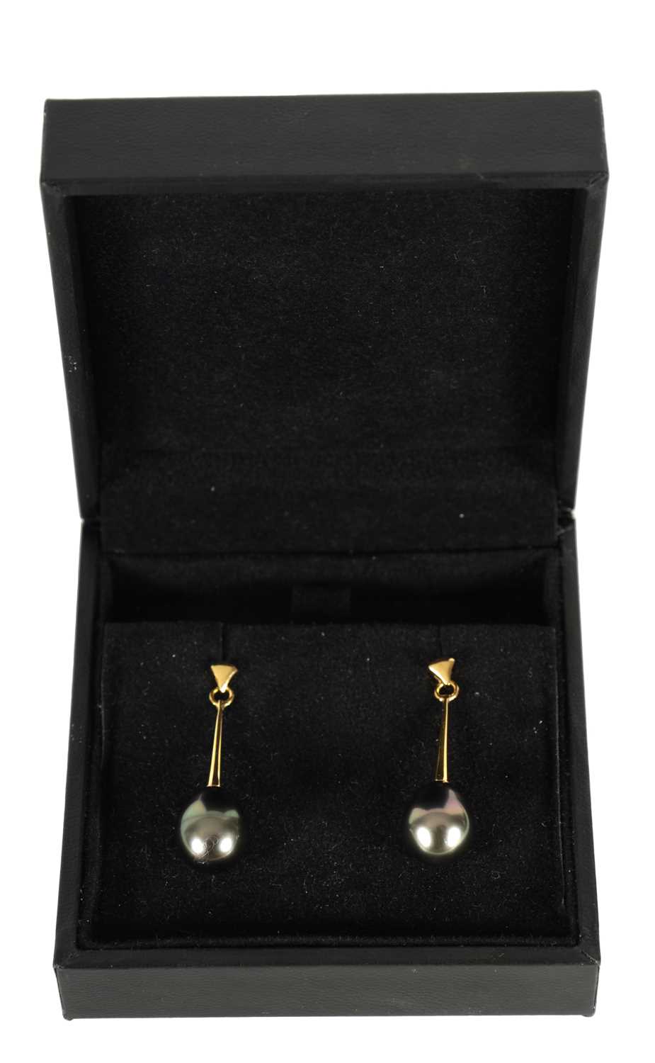 A LARGE PAIR OF 18CT GOLD AND BLACK PEARL DROP EARRINGS - Image 2 of 4