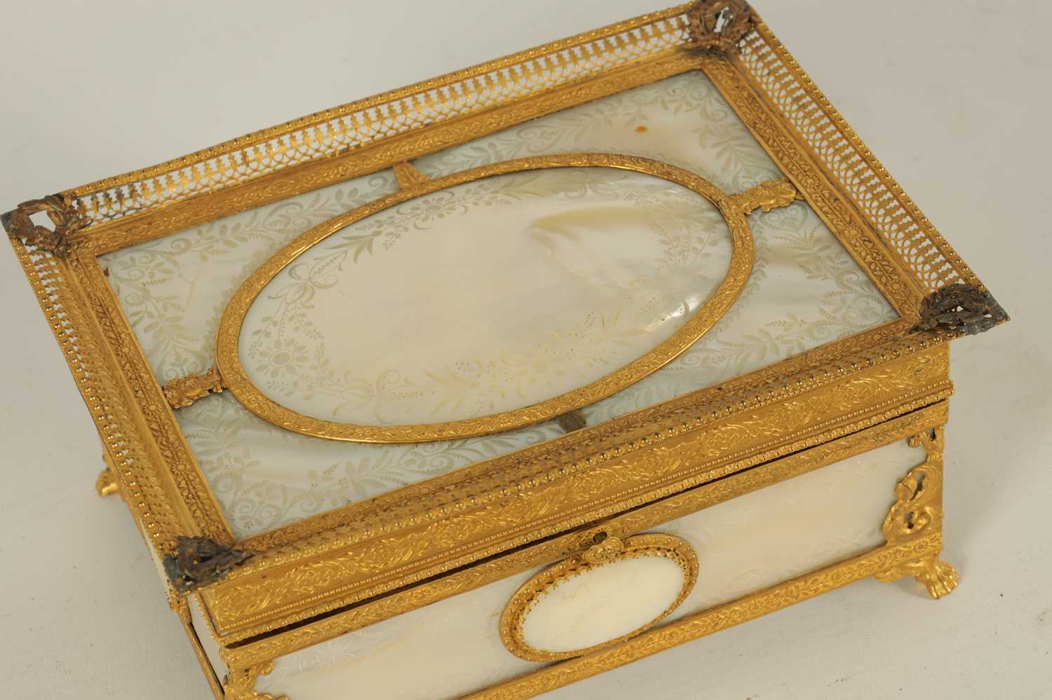 A FINE 19TH CENTURY FRENCH PALAIS ROYAL MOTHER OF PEARL AND GILT ORMOLU SIX BOTTLE PERFUME CASKET - Image 3 of 8