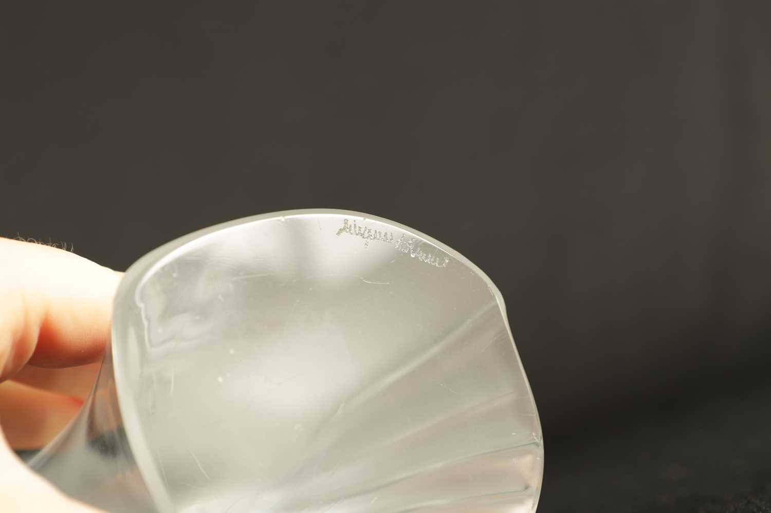 A LALIQUE 'VIRGIN MARY WITH HANDS TOGETHER' FROSTED GLASS FIGURINE - Image 2 of 4