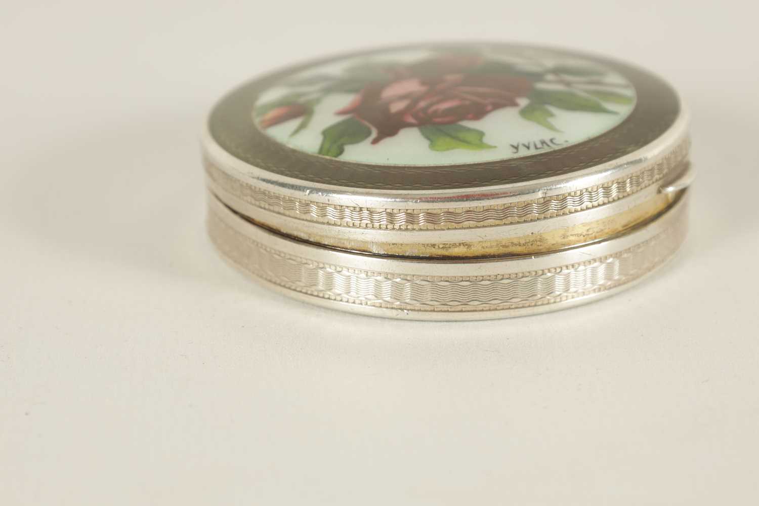 AN EARLY 20TH CENTURY FRENCH SILVER AND ENAMEL PILL BOX - Image 4 of 6