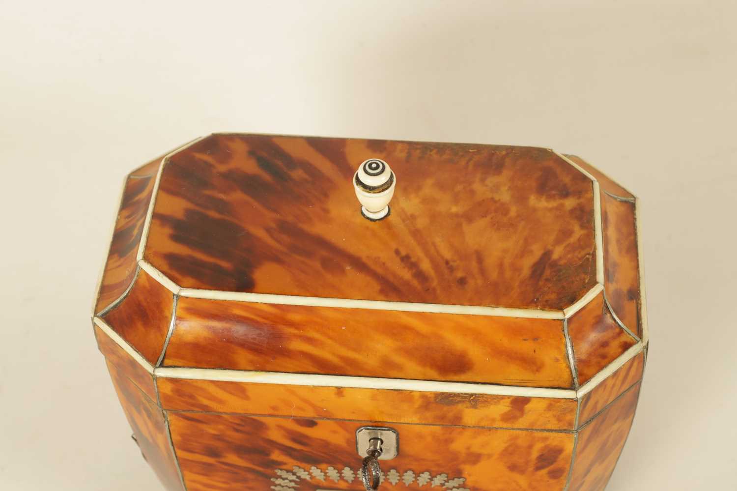 A REGENCY TORTOISESHELL AND IVORY BANDED SARCOPHAGUS TEA CADDY - Image 5 of 10