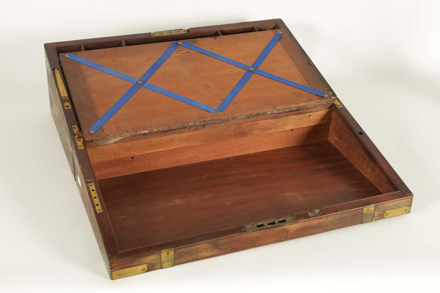 A 19TH CENTURY BRASS BOUND MAHOGANY WRITING SLOPE - Image 8 of 13