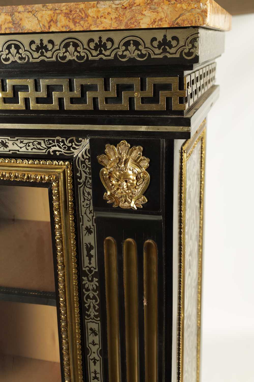 A 19TH CENTURY FRENCH EBONISED BOULLE AND ORMOLU MOUNTED DISPLAY CABINET - Image 4 of 14