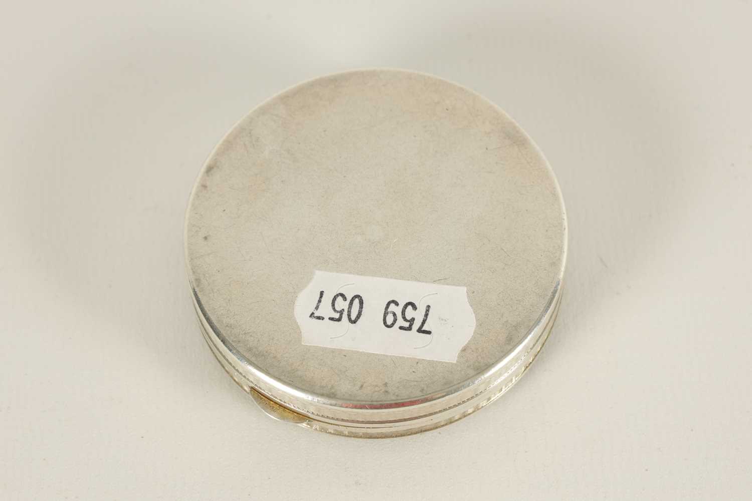 AN EARLY 20TH CENTURY FRENCH SILVER AND ENAMEL PILL BOX - Image 3 of 6