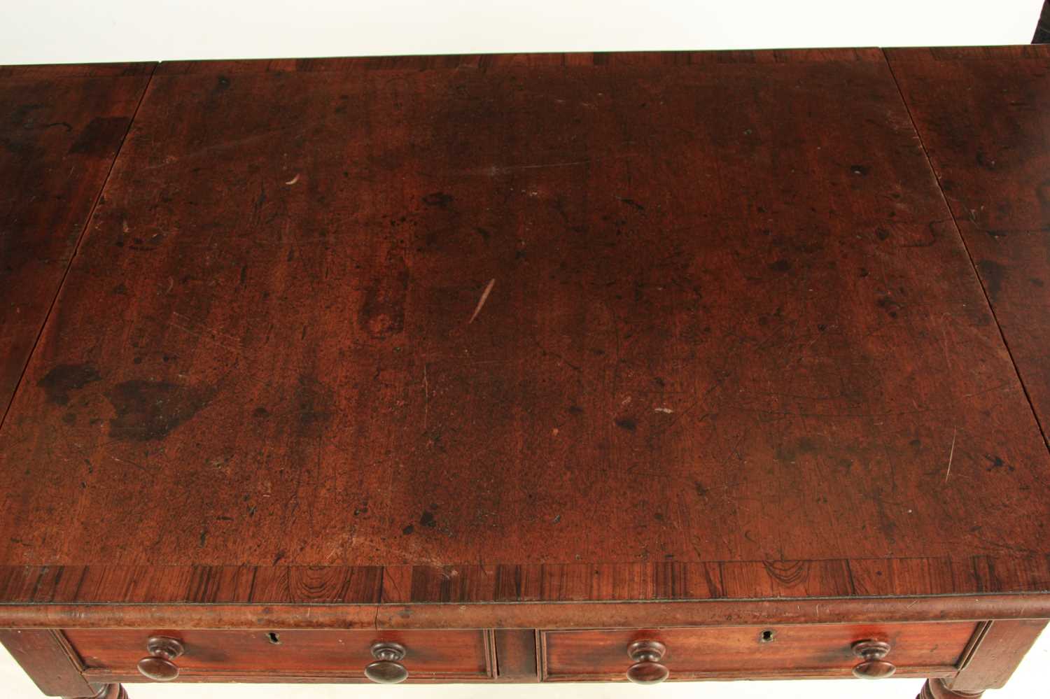A GEORGE III MAHOGANY AND ROSEWOOD CROSSBANDED SOFA TABLE - Image 6 of 7