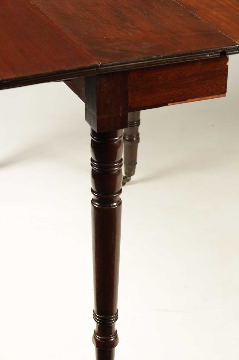 ROSS DUBLIN A GEORGE III FIGURED MAHOGANY SCISSOR ACTION EXTENDING DINING TABLE - Image 2 of 8