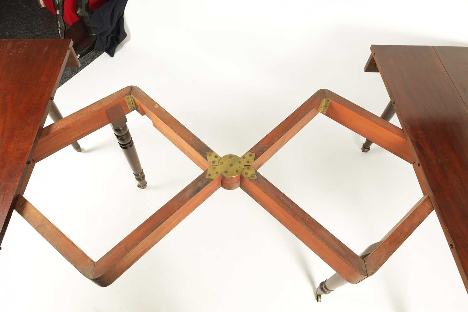 ROSS DUBLIN A GEORGE III FIGURED MAHOGANY SCISSOR ACTION EXTENDING DINING TABLE - Image 3 of 8