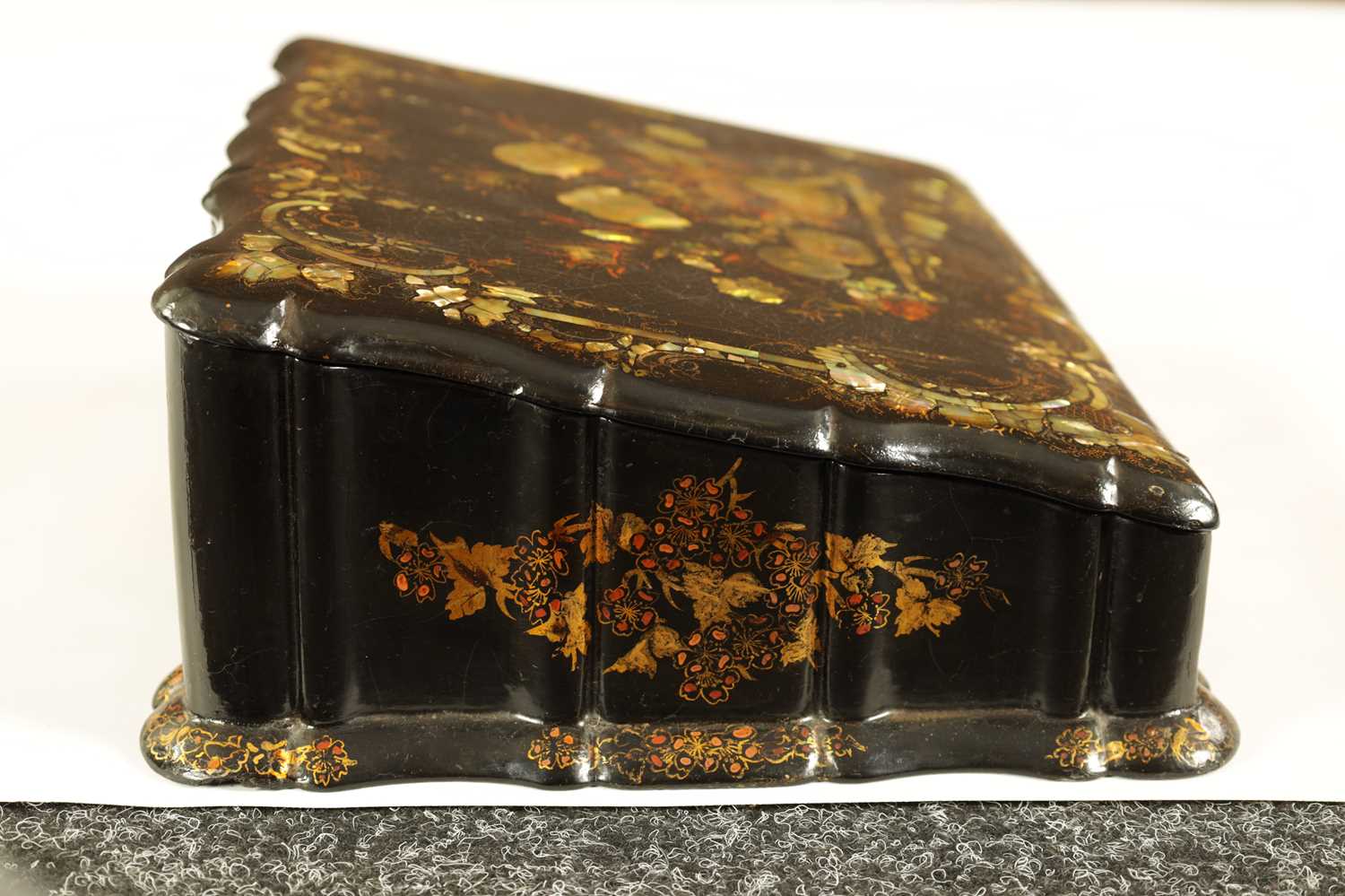 A 19TH CENTURY PAPIER MACHE AND MOTHER OF PEARL INLAID WRITING BOX - Image 11 of 13