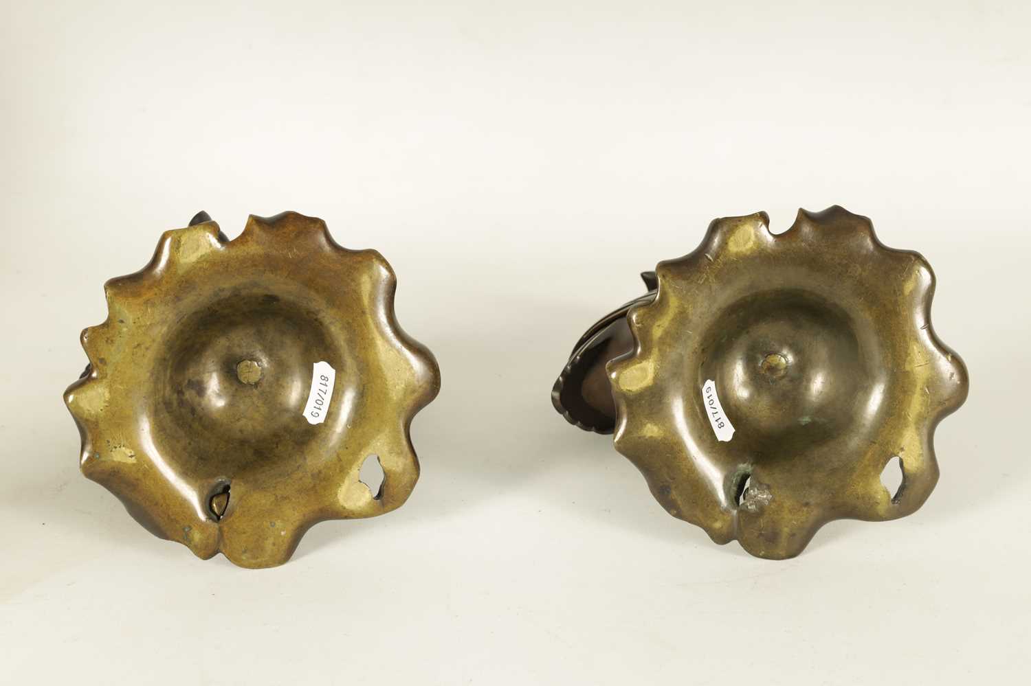 A PAIR OF JAPANESE MEIJI PERIOD BRONZE AND GOLD INLAID CENSERS - Image 6 of 9