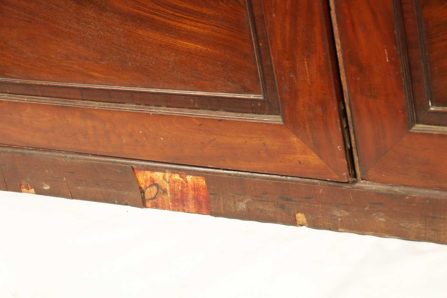 A GOOD MID 18TH CENTURY COUNTRY HOUSE MAHOGANY SECRETAIRE BOOKCASE IN THE MANOR OF GILLOWS - Image 12 of 14
