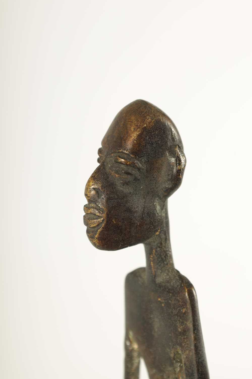 A LATE 19TH/EARLY 20TH CENTURY BENIN STYLE BRONZE FIGURE - Image 9 of 10