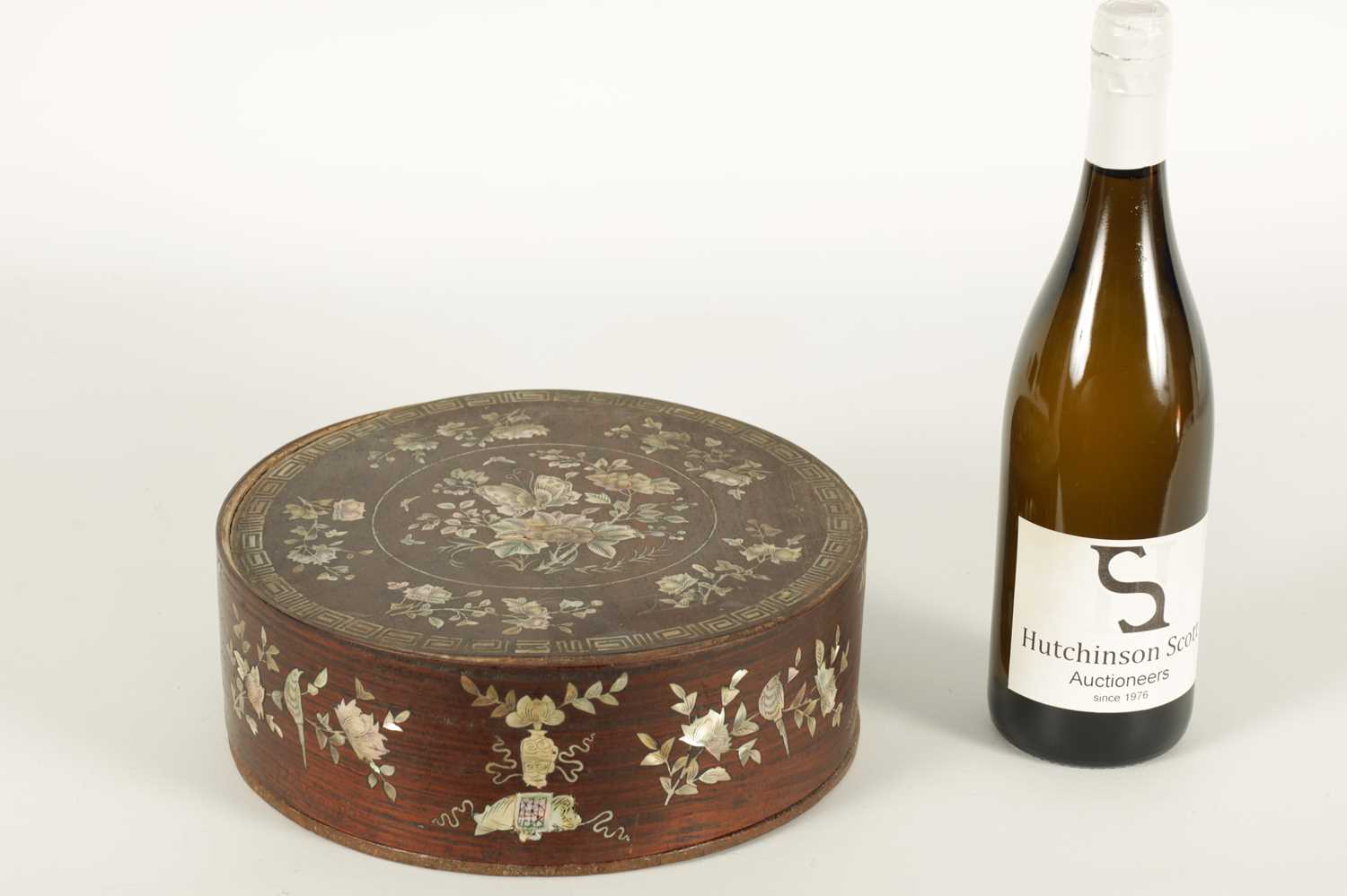 A 19TH CENTURY CHINESE HARDWOOD AND MOTHER OF PEARL INLAID CIRCULAR BOX OF LARGE SIZE - Image 7 of 13