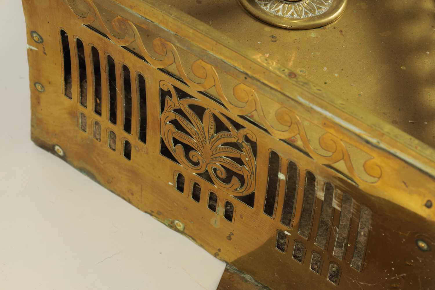 A GEORGE III ADAM STYLE BOWFRONT BRASS HEARTH FENDER - Image 5 of 7