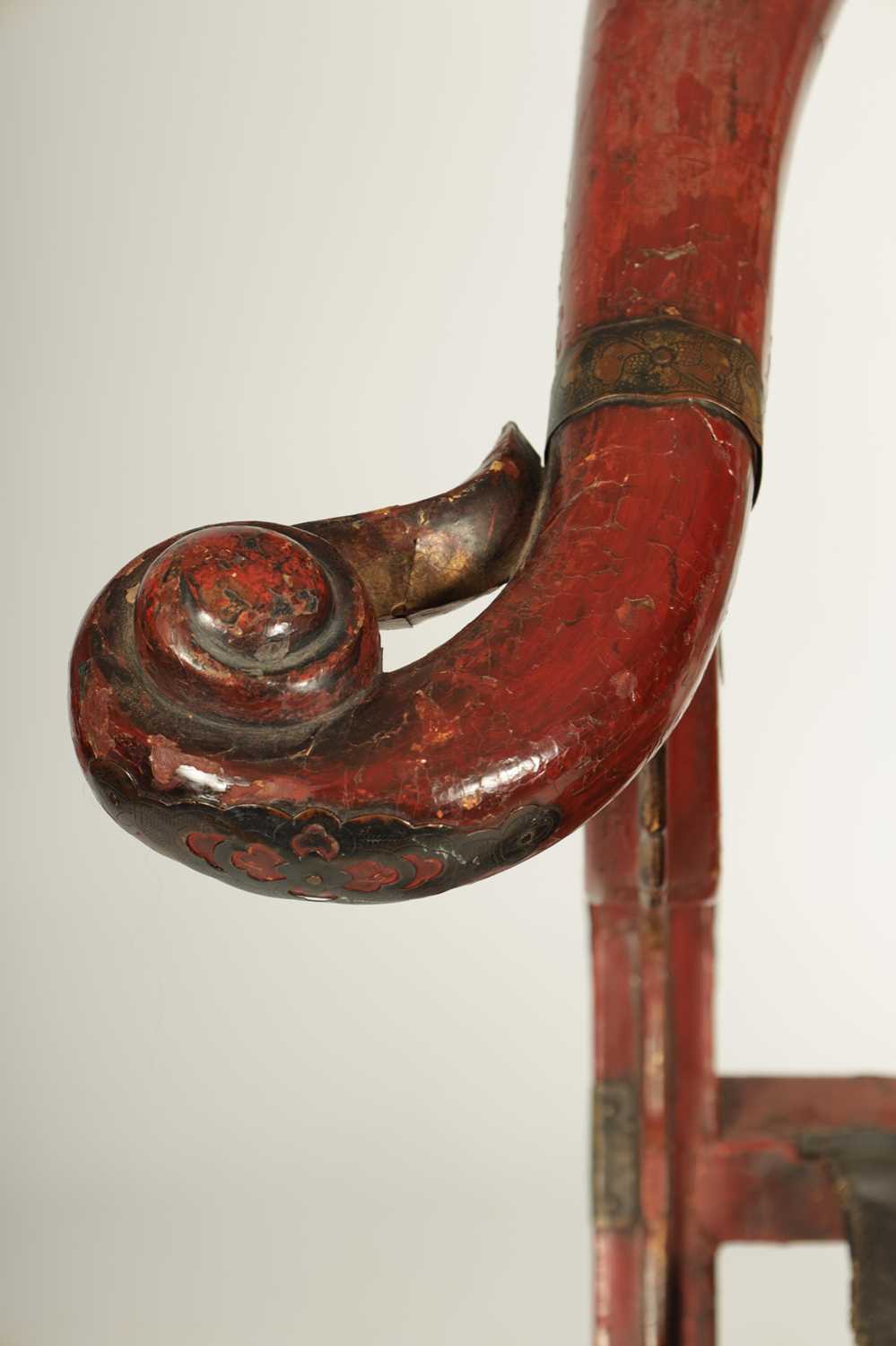 AN 18TH/19TH CENTURY JAPANESE RED LACQUER WORK AND ENGRAVED BRASS MOUNTED HORSESHOE BACK FOLDING HUN - Image 3 of 13