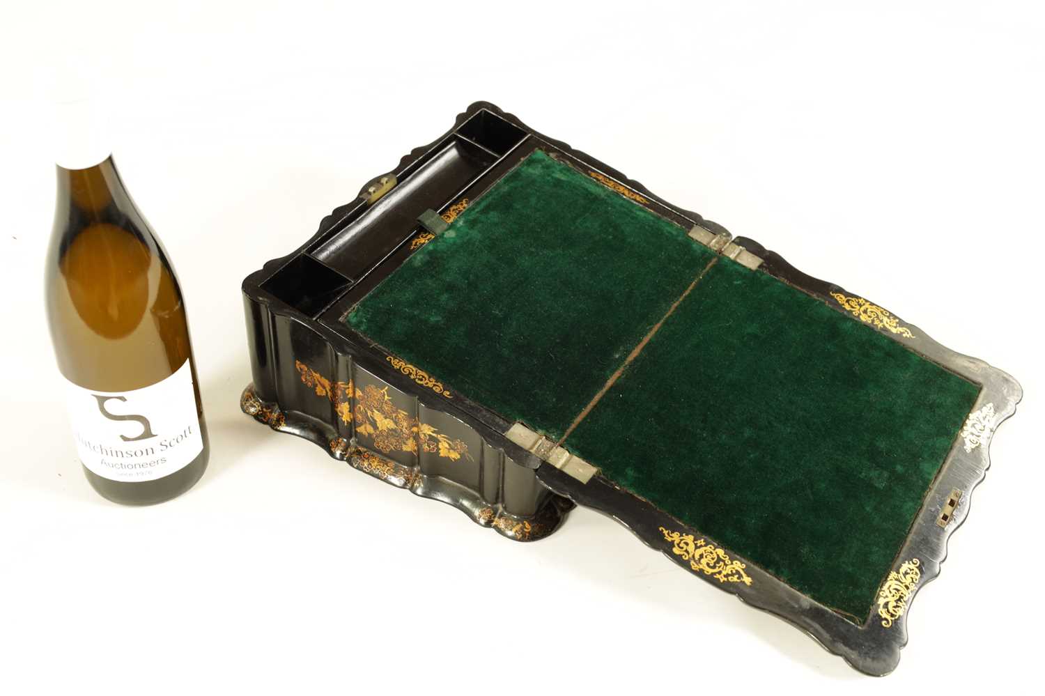 A 19TH CENTURY PAPIER MACHE AND MOTHER OF PEARL INLAID WRITING BOX - Image 8 of 13