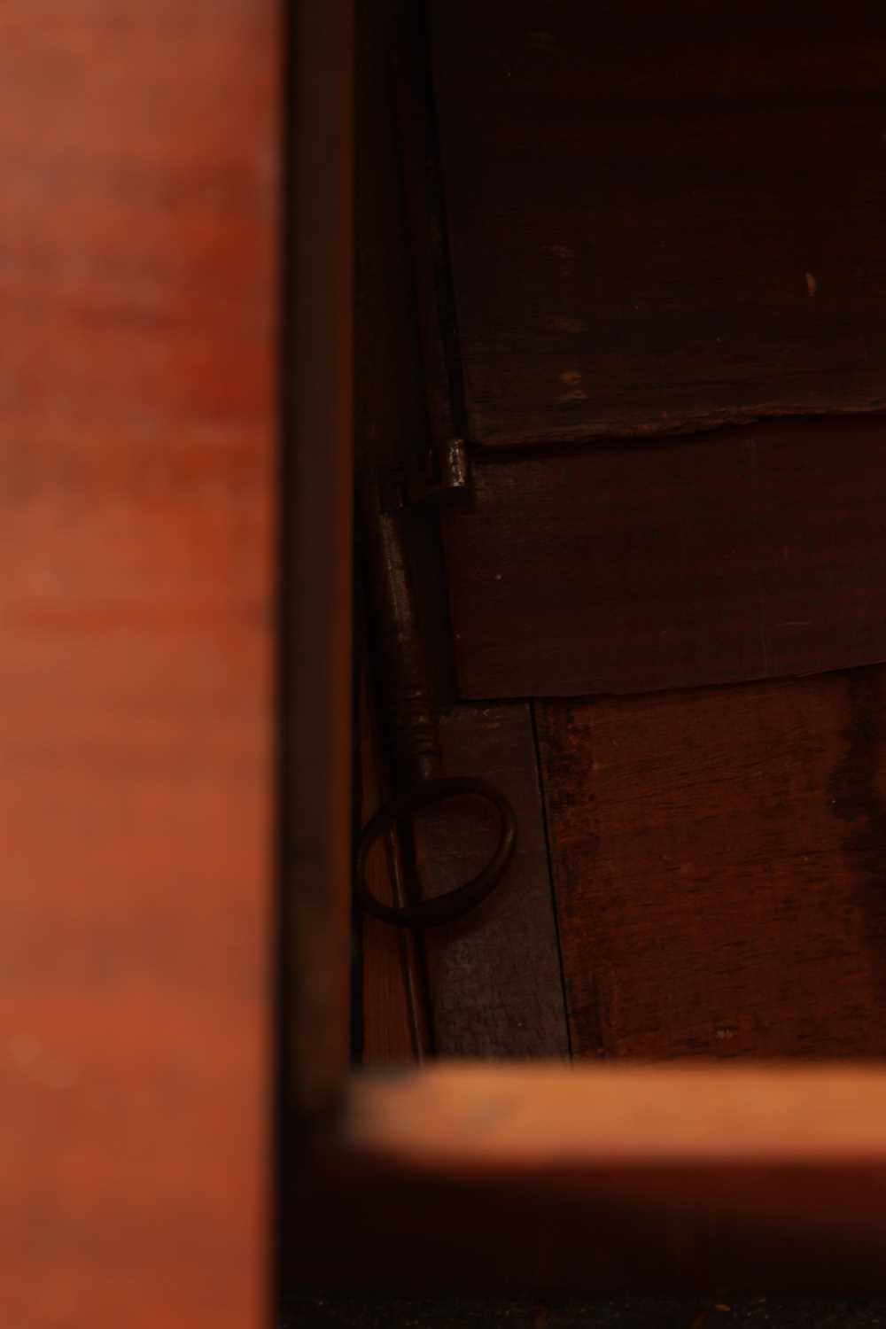 A GOOD MID 18TH CENTURY COUNTRY HOUSE MAHOGANY SECRETAIRE BOOKCASE IN THE MANOR OF GILLOWS - Image 5 of 14