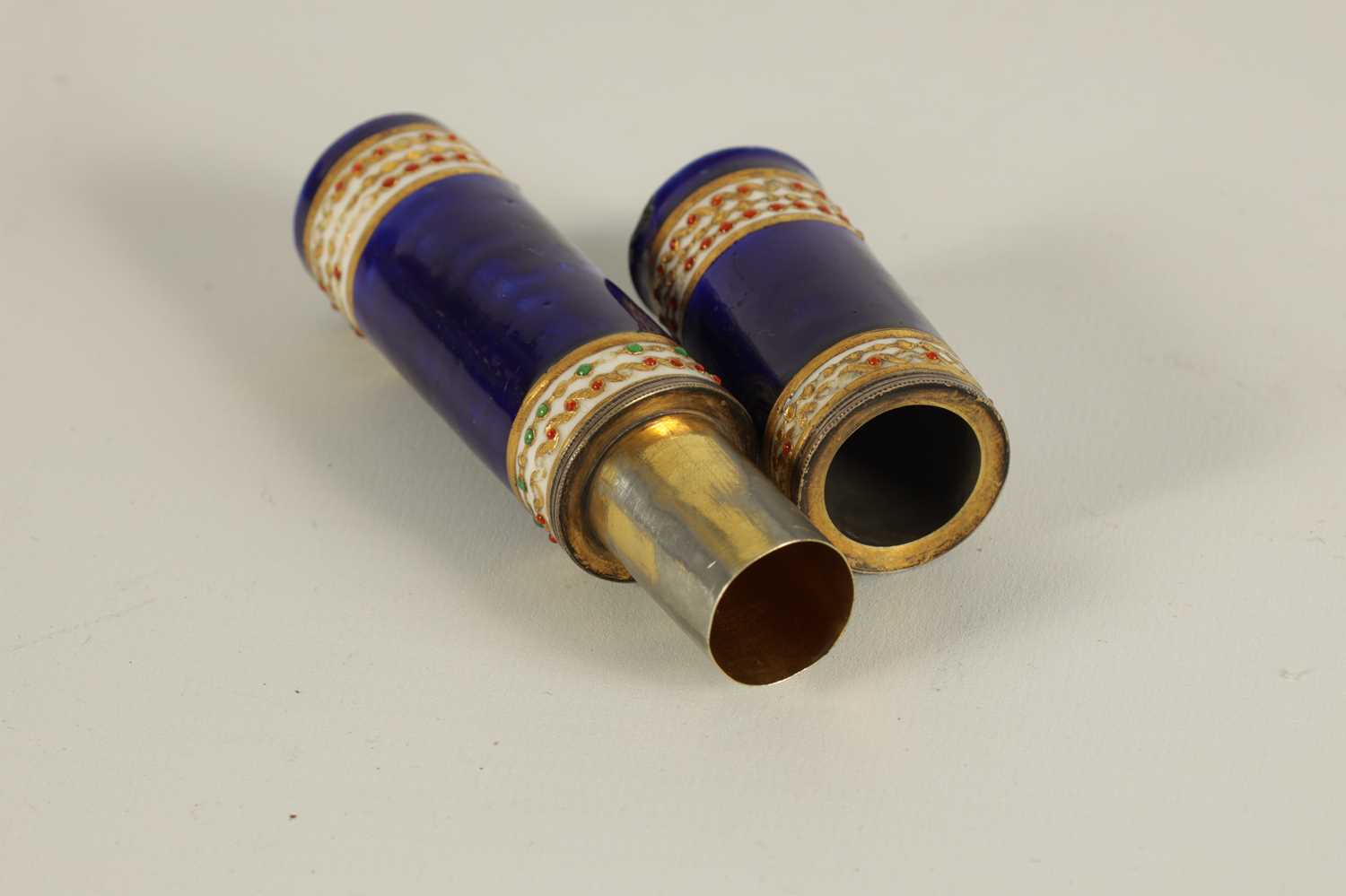 A 19TH CENTURY FRENCH ROYAL BLUE PORCELAIN AND SILVER GILT METAL MOUNTED CYLINDRICAL CONTAINER - Image 3 of 5