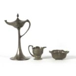 AN ARTS AND CRAFTS PEWTER LAMP STAMPED KAYSERZINN NO. 4499 TOGETHER WITH AN ART NOUVEAU PEWTER JUG A