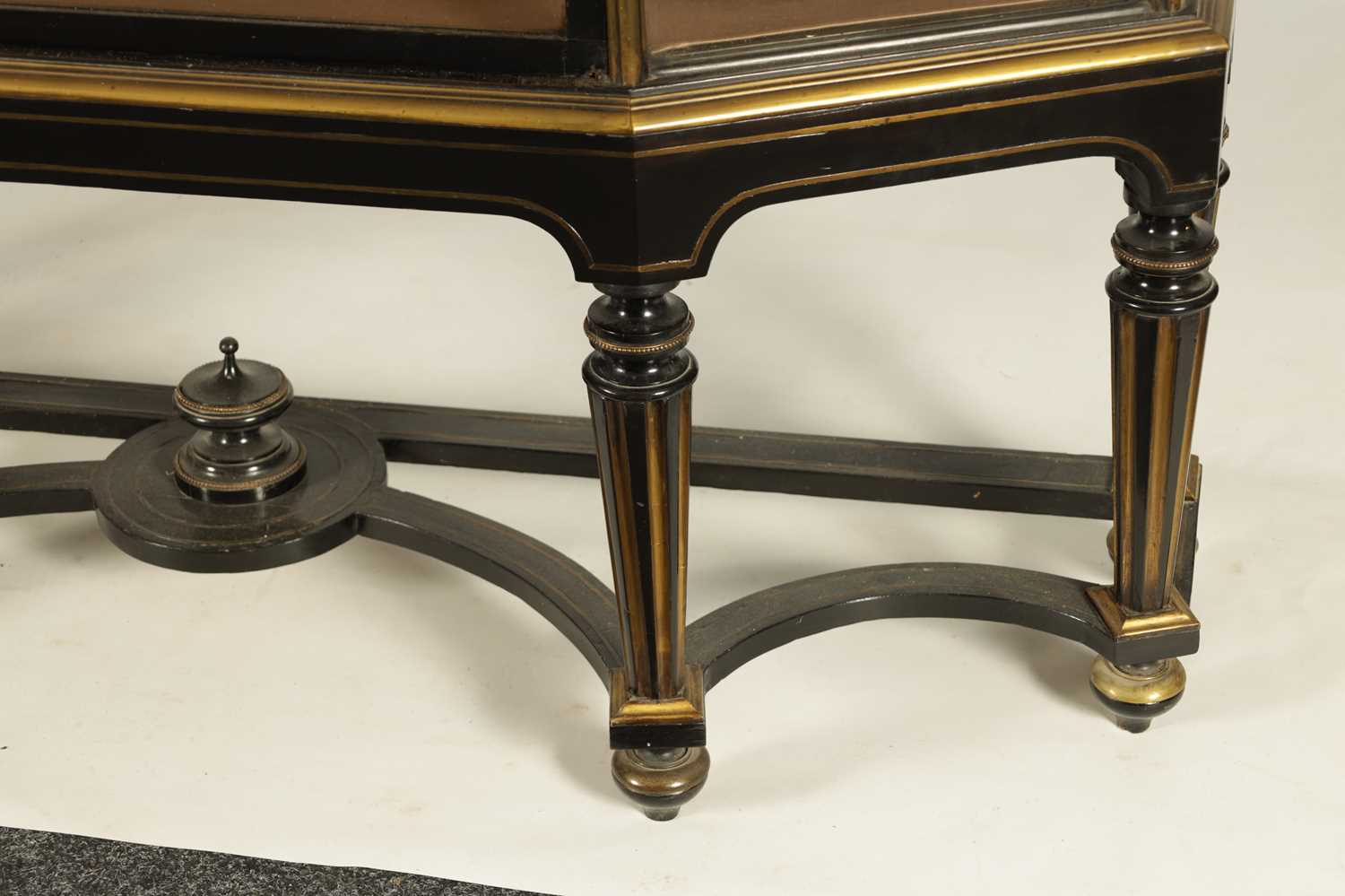 A 19TH CENTURY FRENCH EBONISED AND BRASS INLAID DISPLAY CABINET - Image 2 of 6