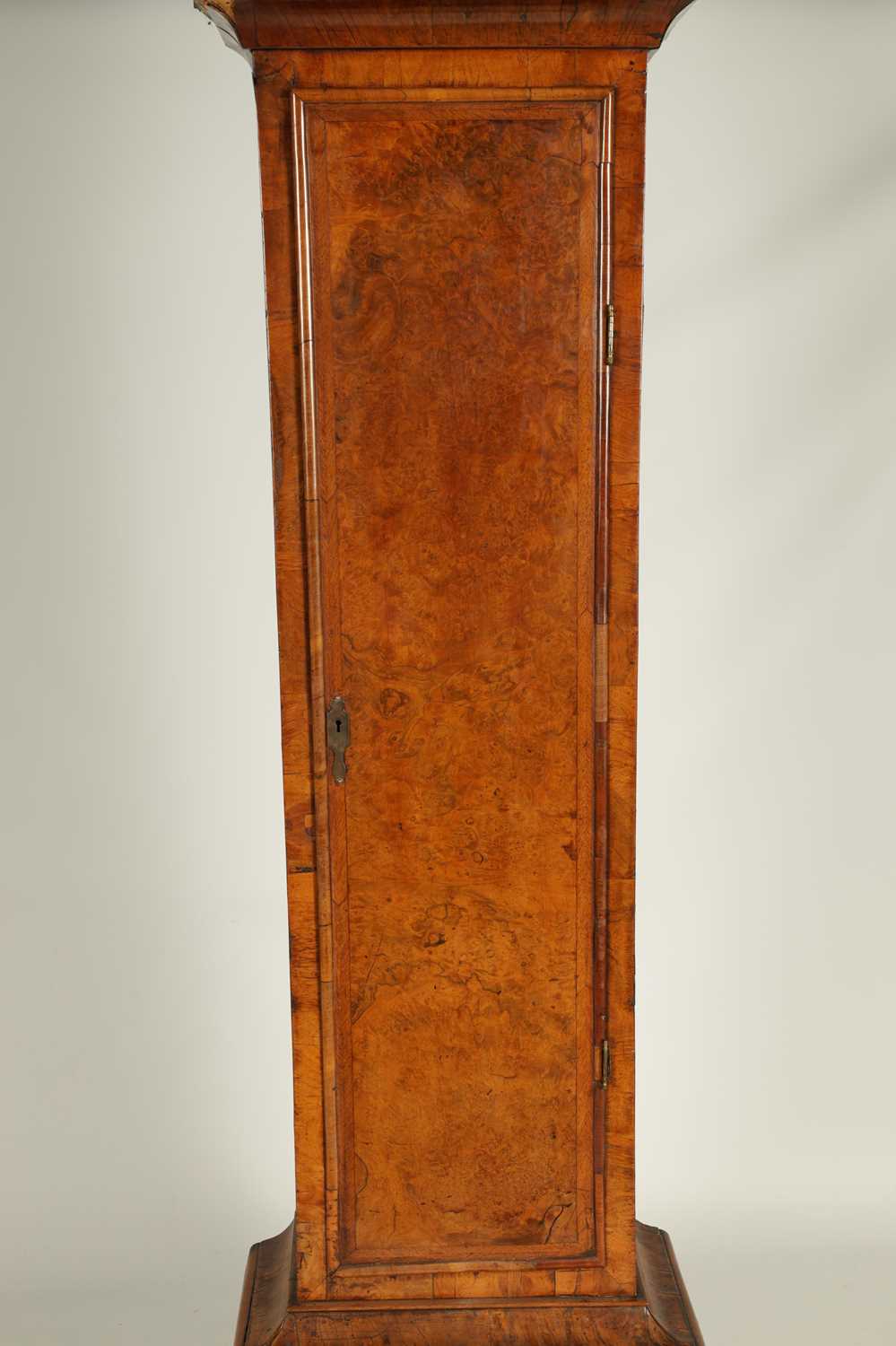 RICHARD SYMONDS, LONDON. A QUEEN ANNE FIGURED WALNUT EIGHT-DAY LONGCASE CLOCK - Image 8 of 10