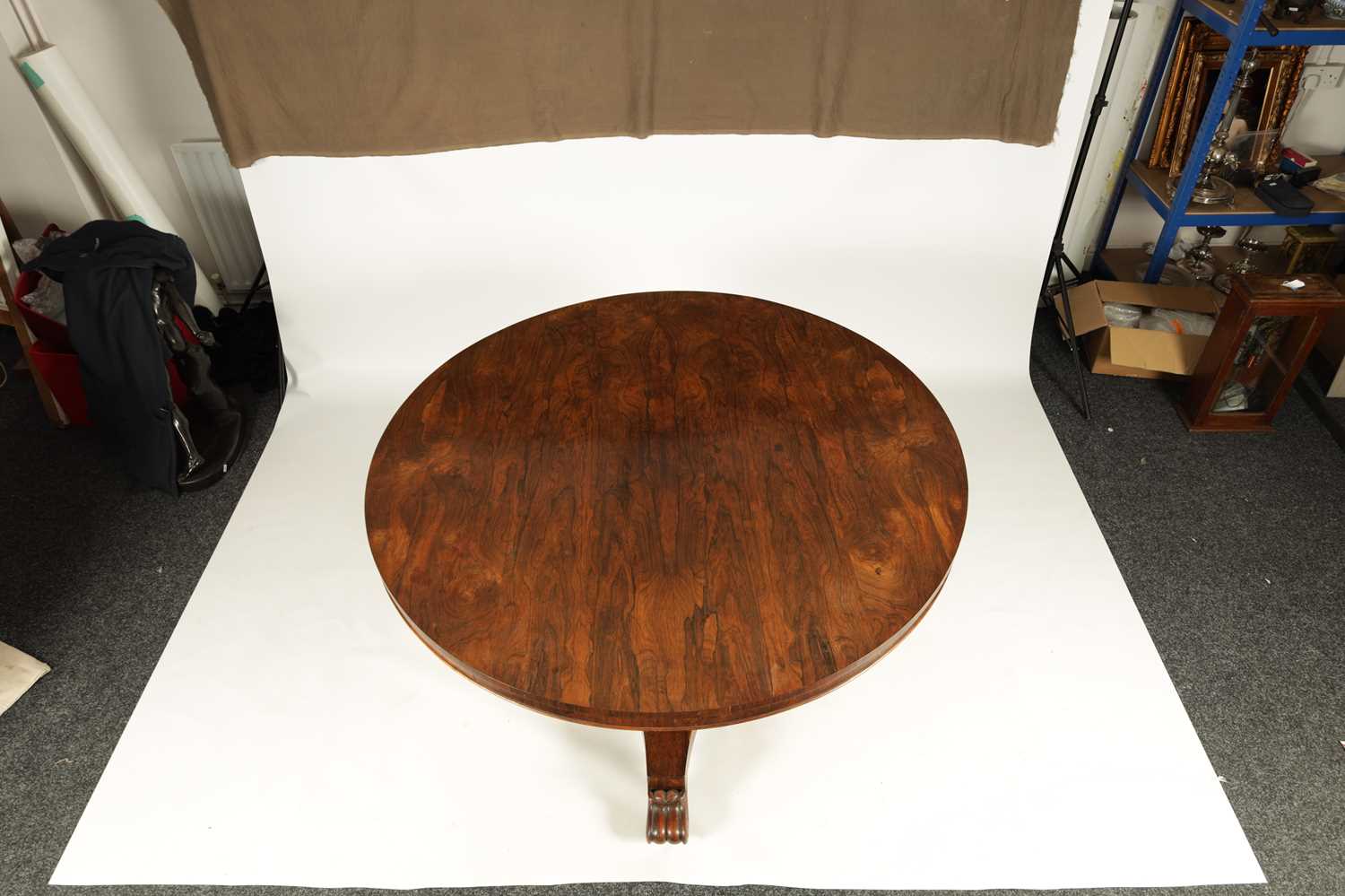 A LATE REGENCY FIGURE ROSEWOOD CIRCULAR CENTRE TABLE - Image 3 of 6